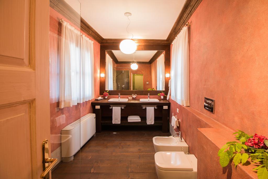 Palazzo Castiglioni Luxury Suite And Rooms มานโตวา ภายนอก รูปภาพ